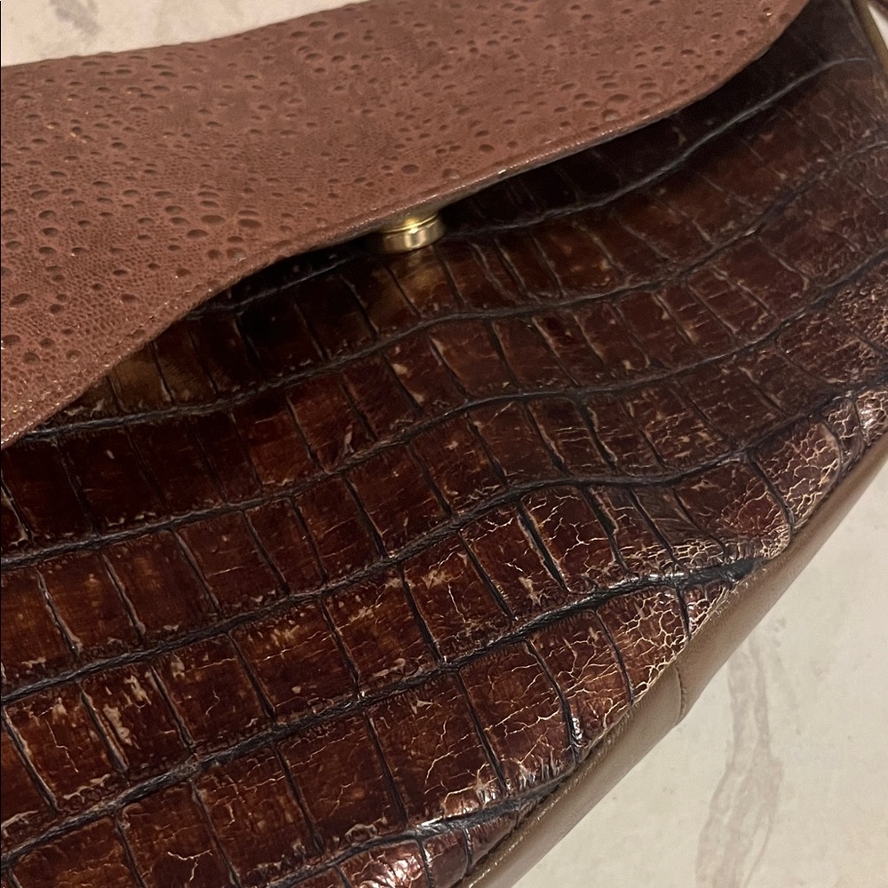 Stylish Brown Croc-Embossed Shoulder Bag - Picture 3 of 9